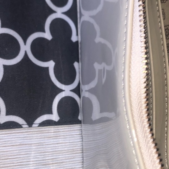 Wristlet or wallet w zipper! Laquer finish creme! - Picture 4 of 5